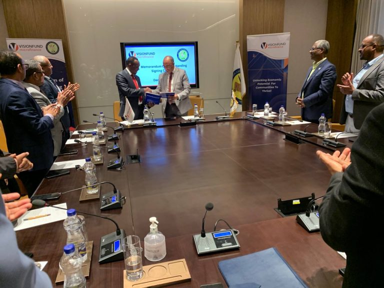 ቪዥንፈንድ ማይክሮፋይናንስ ተቋም አ.ማ. ከሰነዶች ማረጋገጫና ምዝገባ አገልግሎት ጋር በጋራ ለመስራት የሚያስችል ስምምነት ተፈራረመ፡፡